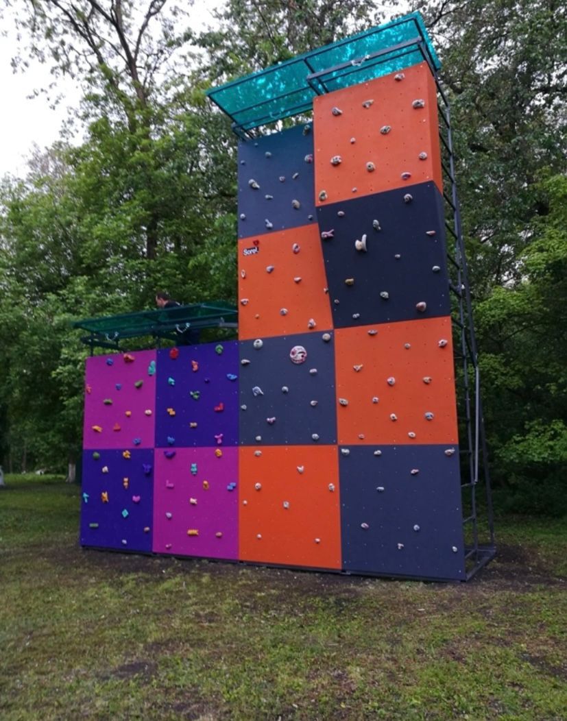 Climbing wall 